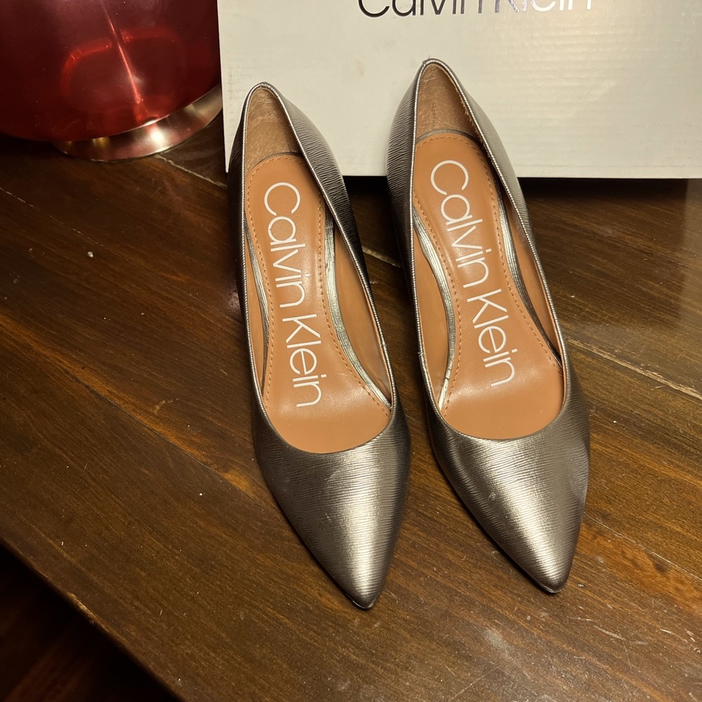 CK PUMPS GRAY 5.5